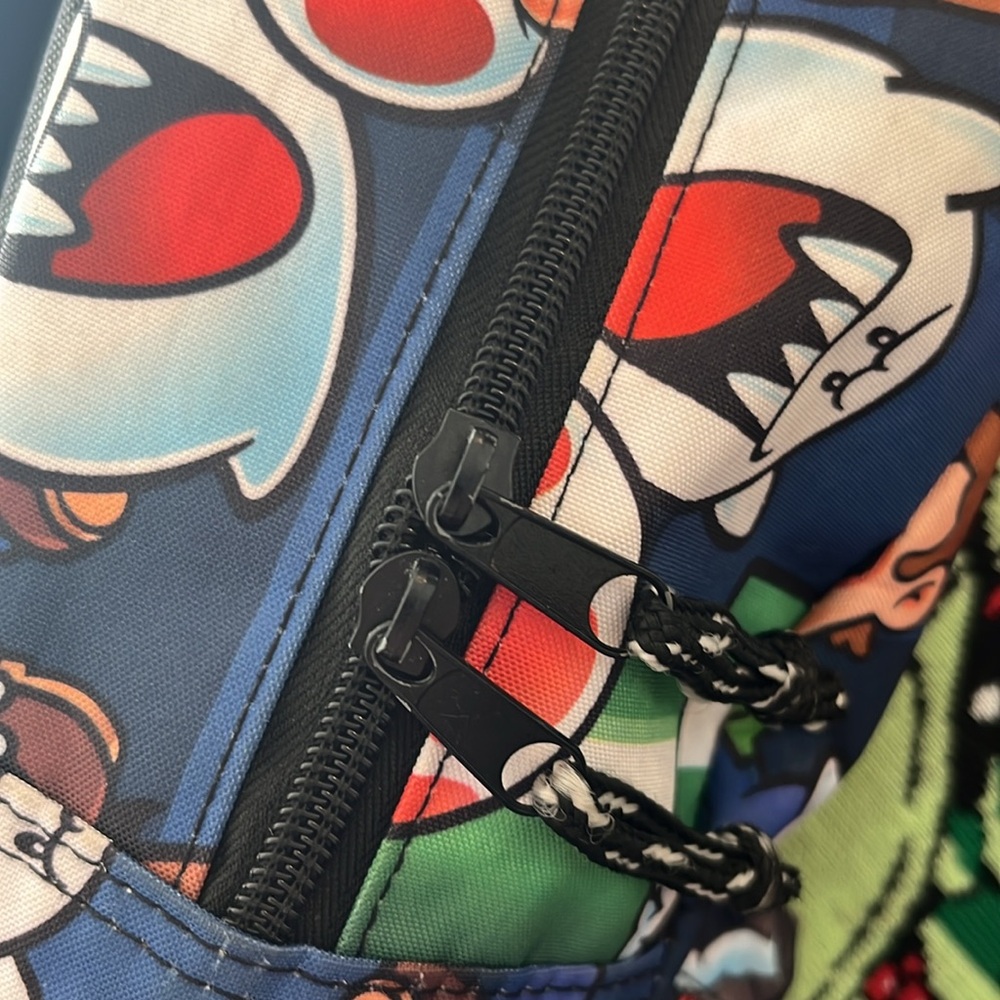 Super Mario backpack, Front zipper pocket. Exterior in excellent condition - Picture 7 of 10